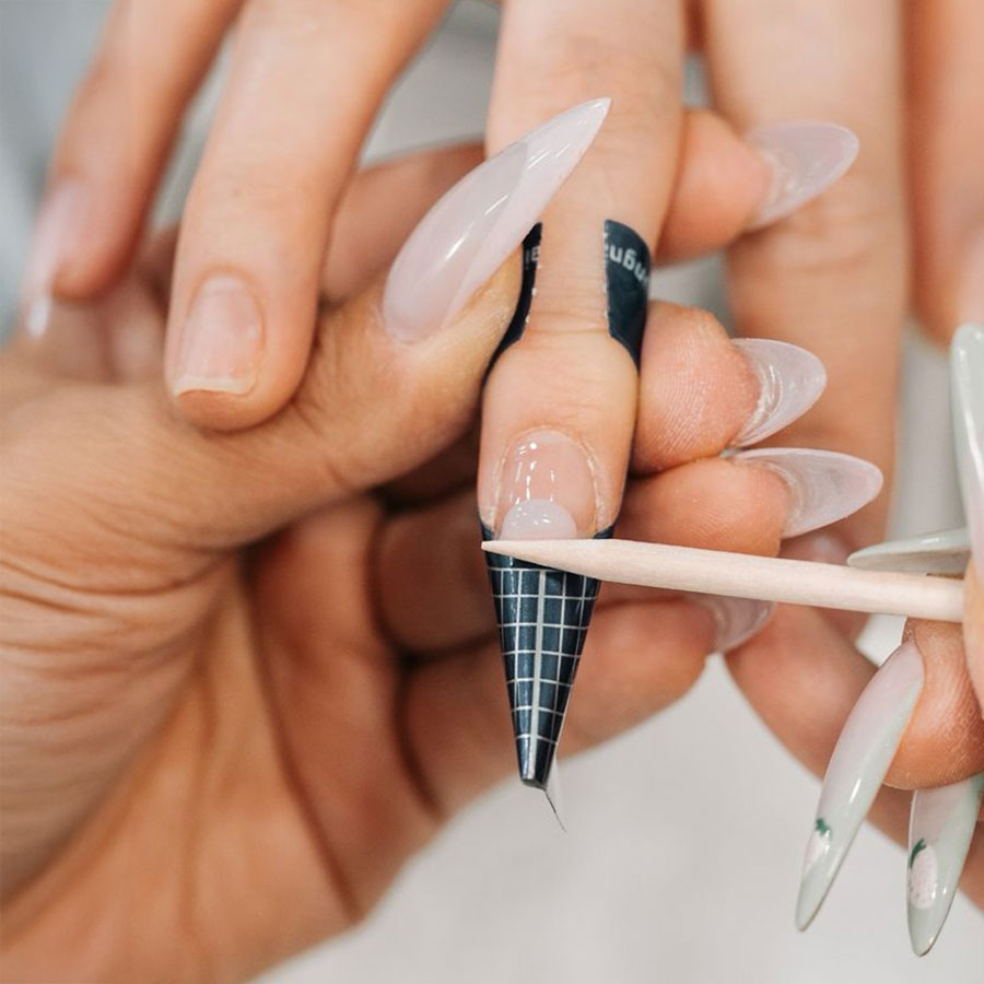 GLOSSY NAILS